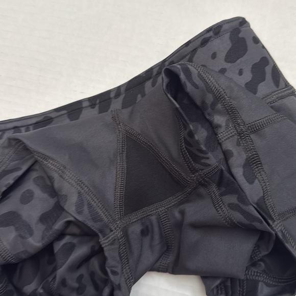 Lululemon - Hot Hot Short Animal Swirl Deep Coal Light - Size 6 - Gently Used!! - Picture 7 of 8